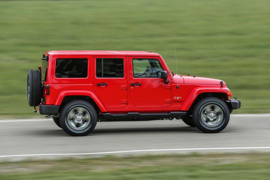  Jeep Wrangler Unlimited Sahara 2016 года  (фото 2 из 3)